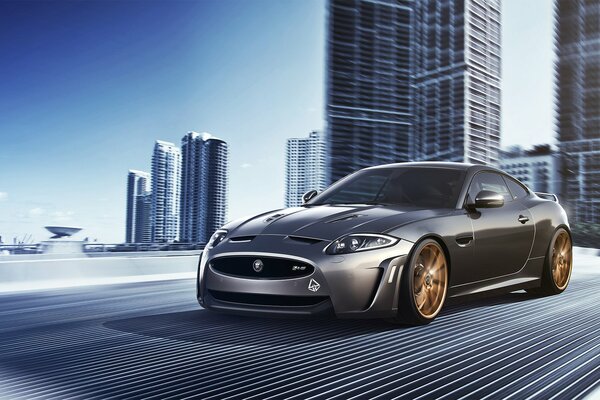 Jaguar XKR-s Concept de color plateado con el telón de fondo de la ciudad