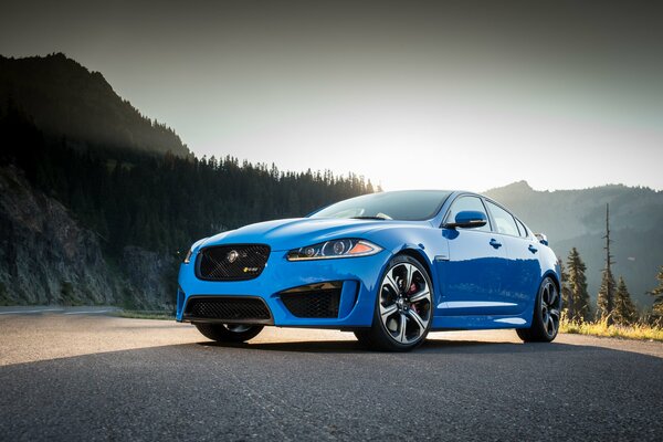 Автомобиль jaguar xfr -s синий