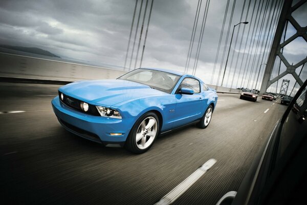 Blauer Ford Mustang auf der Brücke