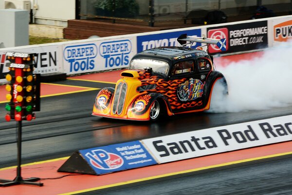 Muscle car avec un imprimé de feu sur la course