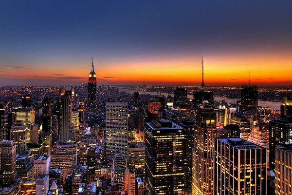 Città di notte al tramonto con le luci