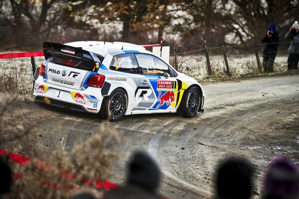 Volkswagen polo à l heure de la course au virage