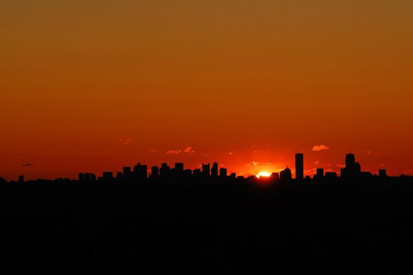 Una puesta de sol fantásticamente hermosa sobre la metrópoli