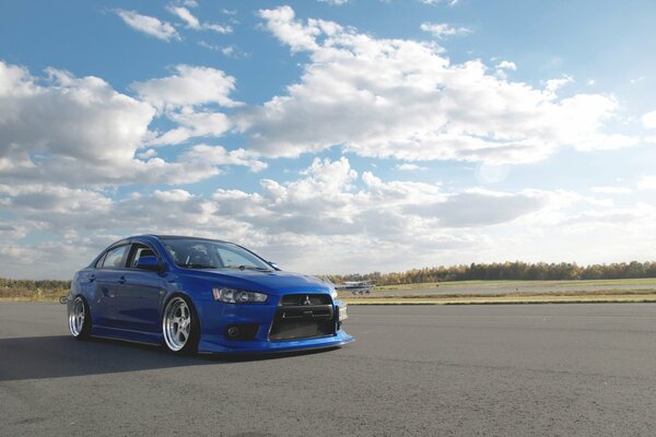 Bleu mitsubishi evolution glisse sur la route