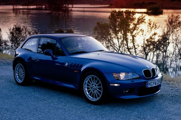 Bmw en el fondo del lago de la noche