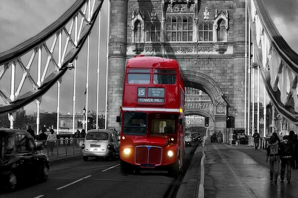 Ein roter Londoner Bus auf einer Brücke