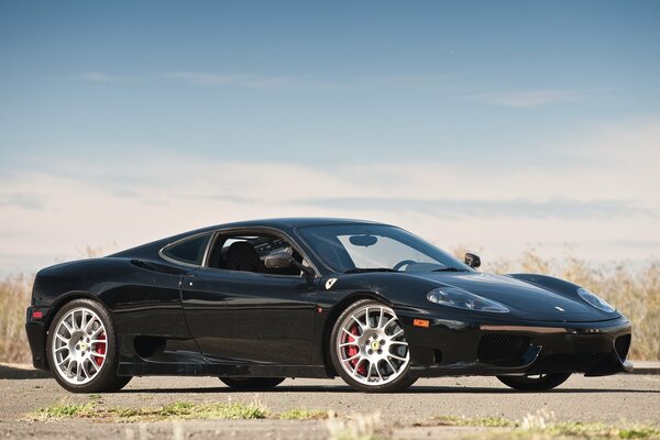 Voiture de sport noire ferrari 360