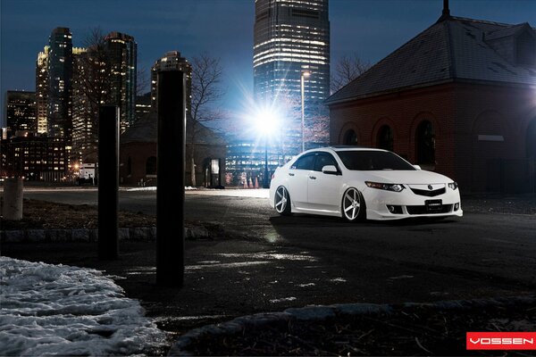 Accord Honda blanc sur la rue du soir