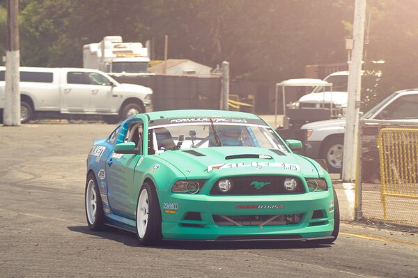 Ford Mustang de carreras de color verde