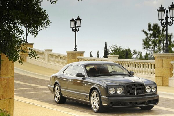 Bentley negro en el puente con linternas