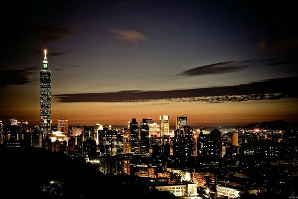 Luces de la ciudad nocturna entre los rascacielos