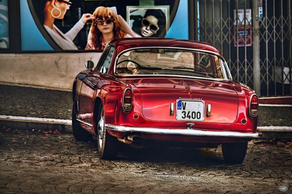 Maserati pequeño Tamaño de un tono rojo antiguo