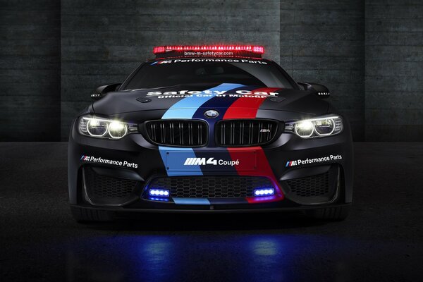 Voiture de police noire BMW M4 F82