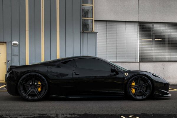 Schwarzer Ferrari mit erstaunlichen Rädern