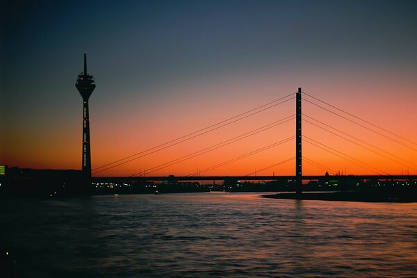 Ciudad nocturna. Puente. Atardecer