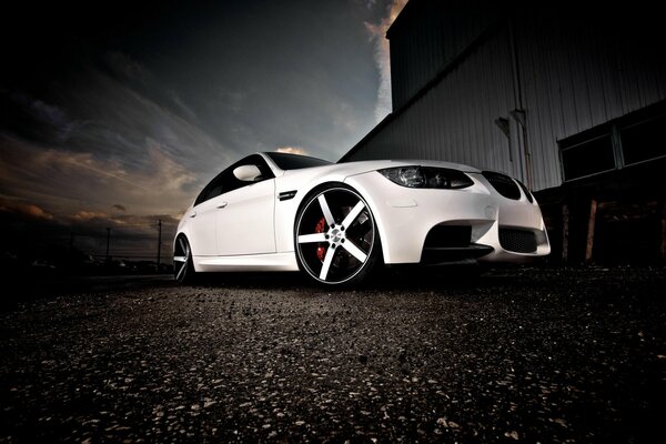 Sedan Vossen white at the presentation