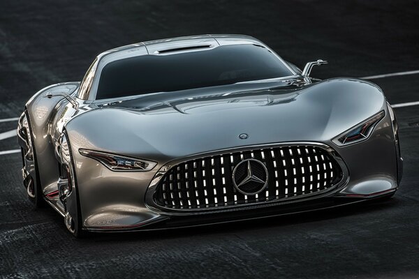 Elegante coche de plata Mercedes