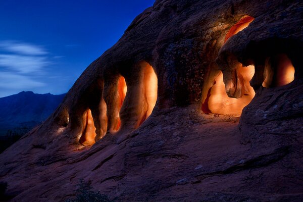 Notte in montagna, essendo in una grotta con la luce