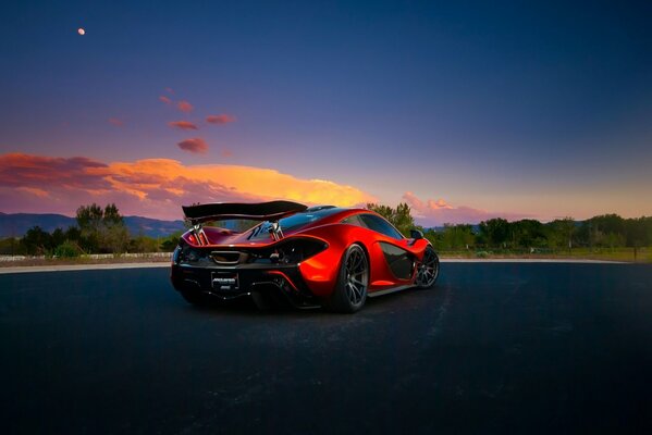 Hypercar arancione su uno sfondo di bel cielo