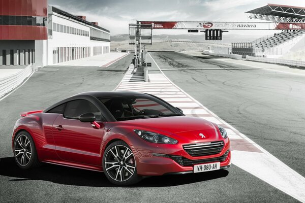 Peugeot rcz rojo 2014 en la pista