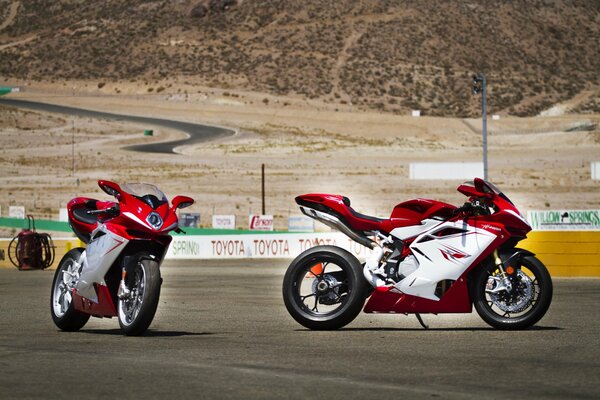 Moto rosse che corrono lungo la pista