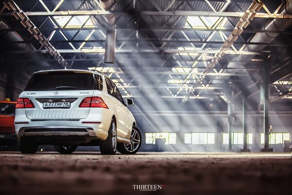 Mercedes benz ml350 AMG en el hangar