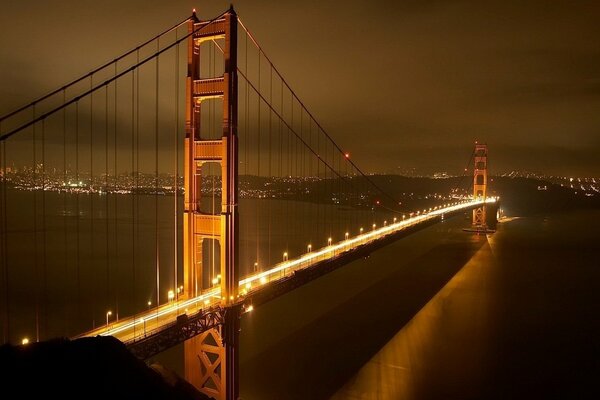 Nachtaufnahmen der Brücke in San Francisco