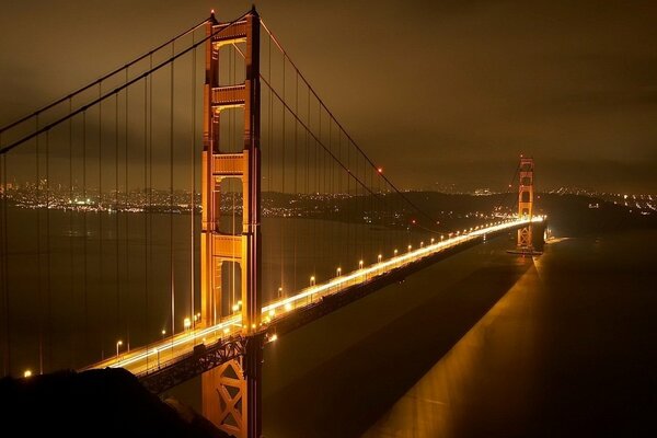 Nocne zdjęcia mostu w San Francisco