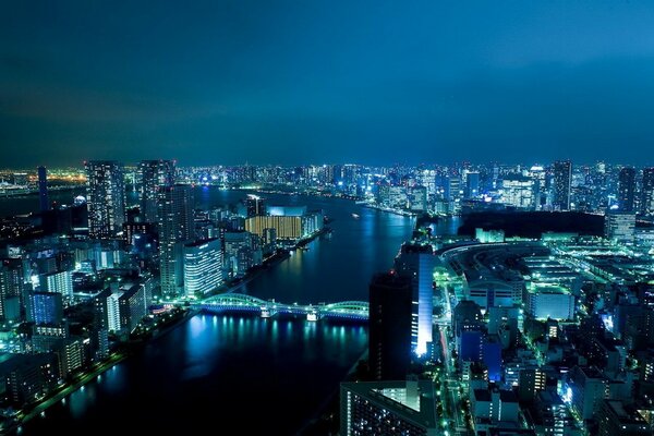 Ciudad en el río luces de la ciudad nocturna