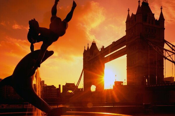 Puesta de sol roja en un puente en Inglaterra