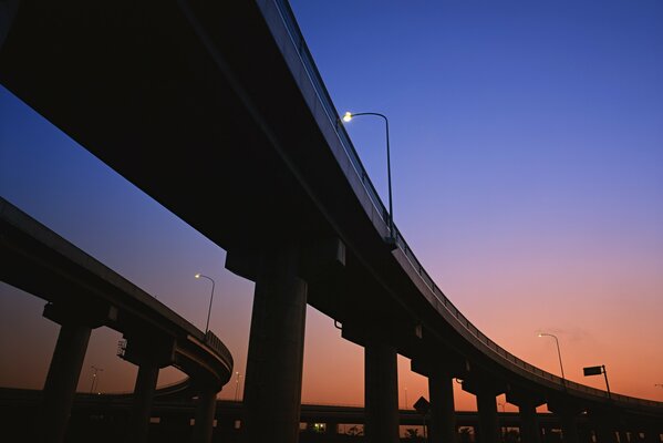 Luces en el paso elevado por la noche