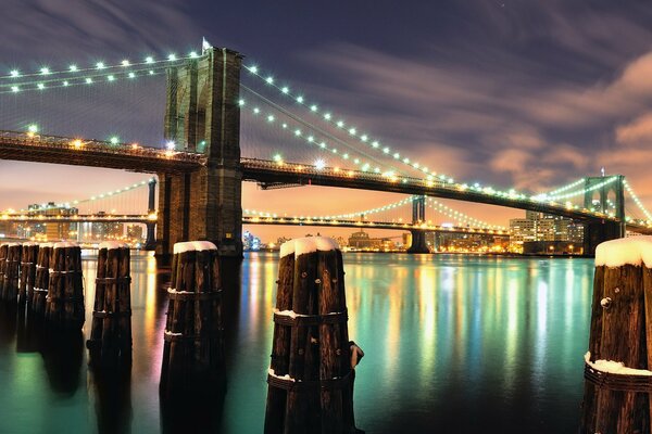 Ciel nocturne sur fond de beau pont de New York