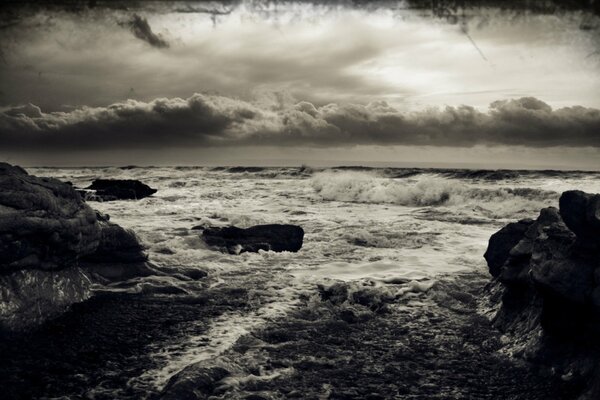 Paesaggio del mare nella tempesta in bianco e nero