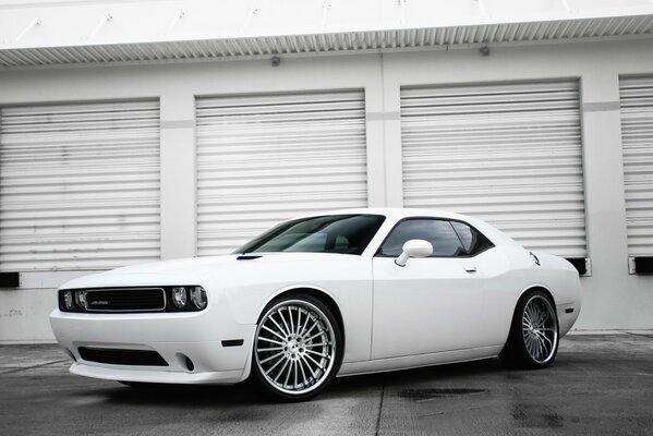 Challenger blanc dans le garage. belle voiture blanche