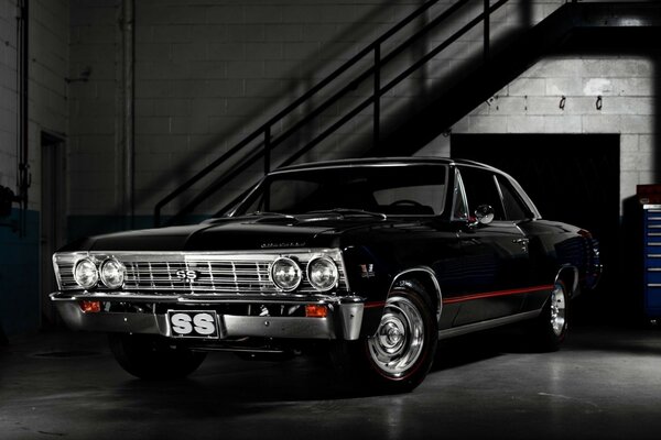 Chevrolet Chevelle negro de clase media