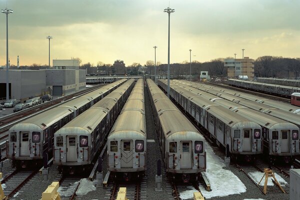 Los trenes llegaron al depósito al amanecer