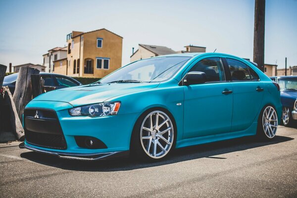 Mitsubishi Lancer en la ciudad en un día soleado