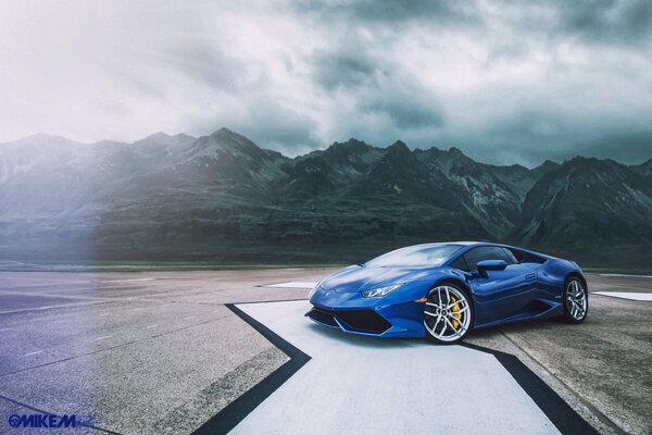 Blauer Lamborghini auf dem Hintergrund der Rocky Mountains