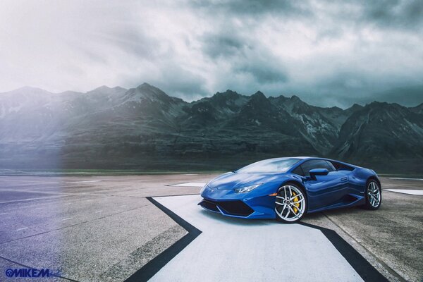 Lamborghini azul sobre el fondo de las montañas rocosas