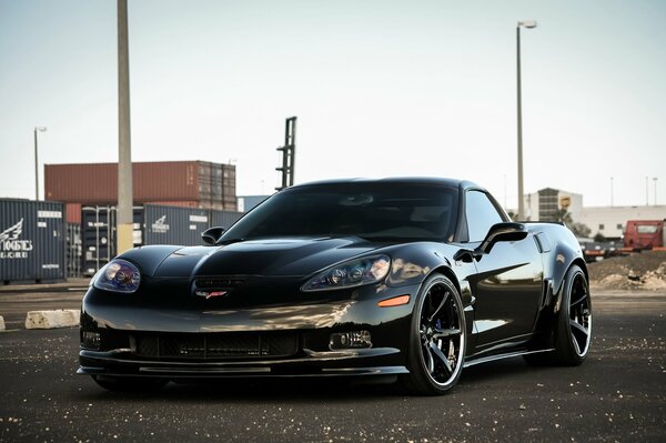 Chevrolet zr1 noir sur fond de paysage urbain