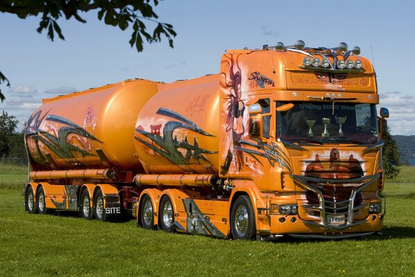 Camion orange Scania dans le domaine