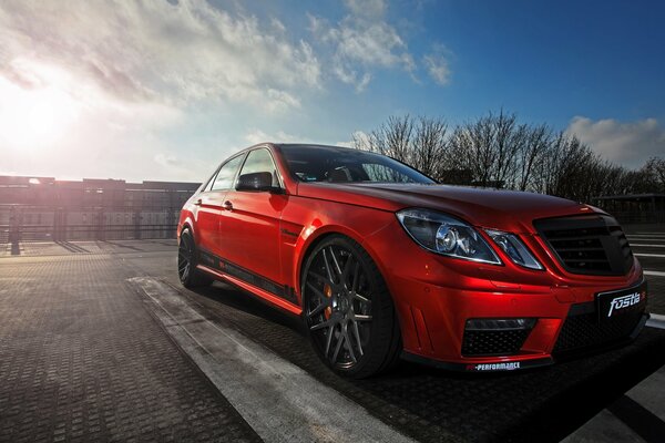 Mercedes-Benz AMG rojo contra el cielo