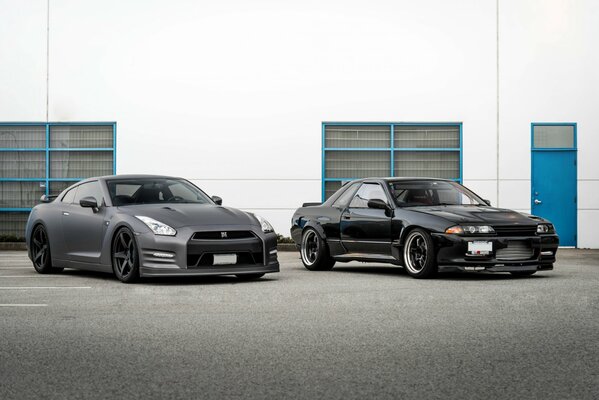 Due auto di marca Nissan vecchia e nuova generazione