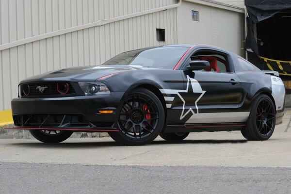 Noir Ford Mustang belle tuning