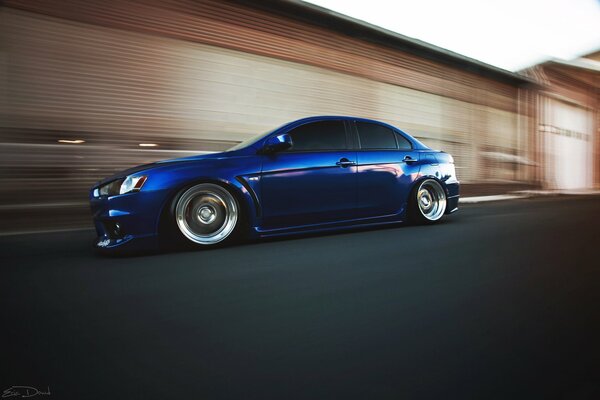 Mitsubishi evo x concept bleu vif en mouvement