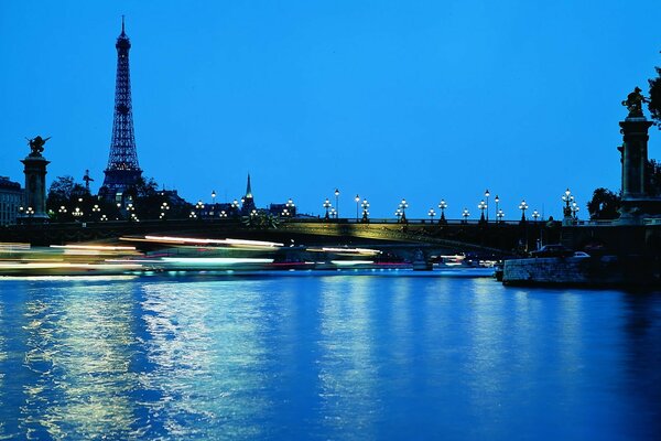 Paris nocturne. Rivière. Pont