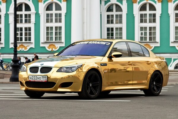 Piękny samochód BMW w pobliżu budynku