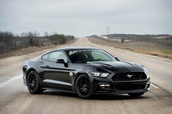 Ford Mustang congestionato sulla strada