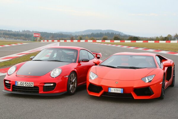 Zwei rote Porsche- und Lamborghini-Autos