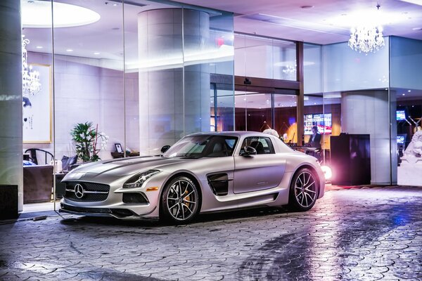 Argent mercedes-benz amg près d un bâtiment moderne